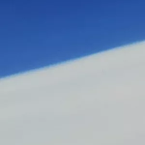 Schneebedeckter Berghang mit blauem Himmel